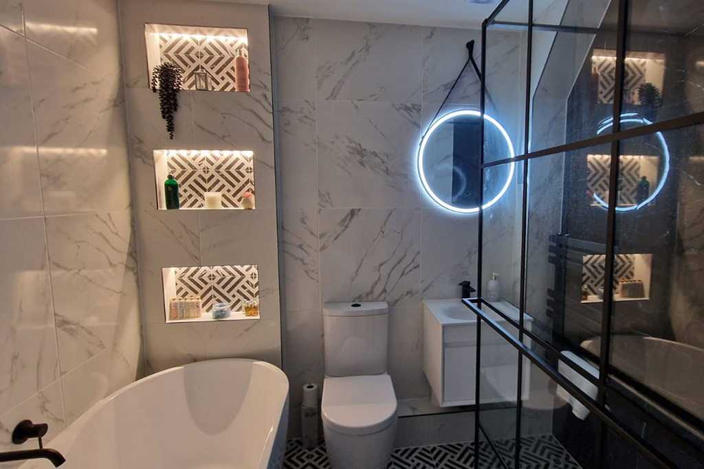 Modern Marble Bathroom near River Thames