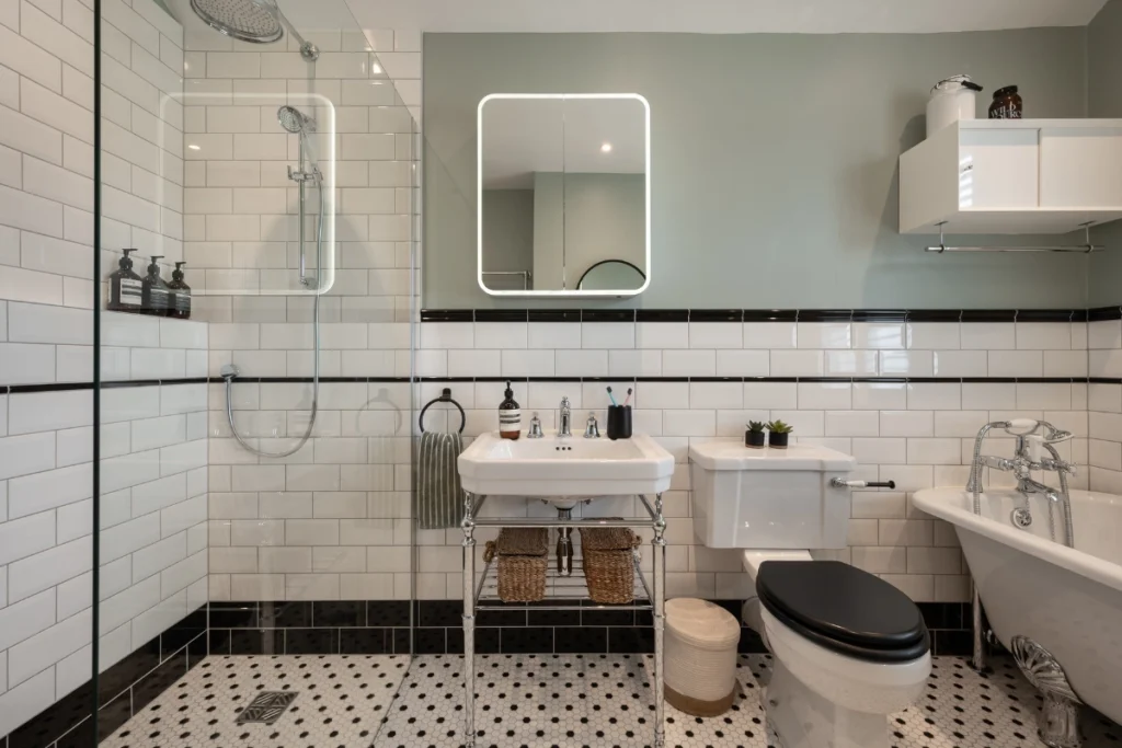 hugo-oliver-victorian-bathroom-full-room-blackheath Traditional Victorian bathroom with basin, toilet and clawfoot bath in Blackheath.