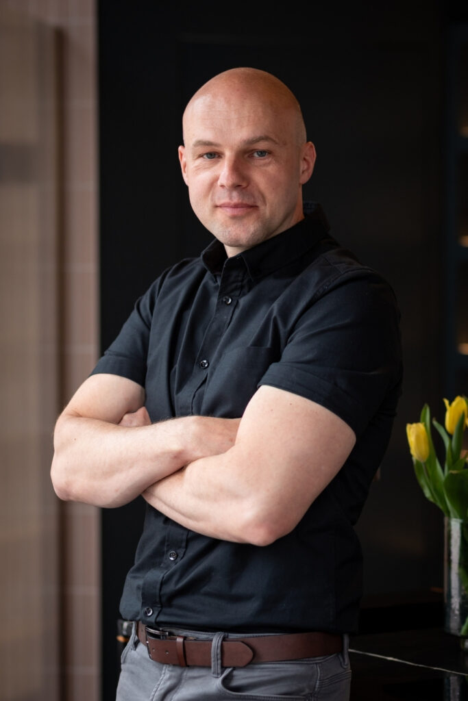 maciek-installation-director